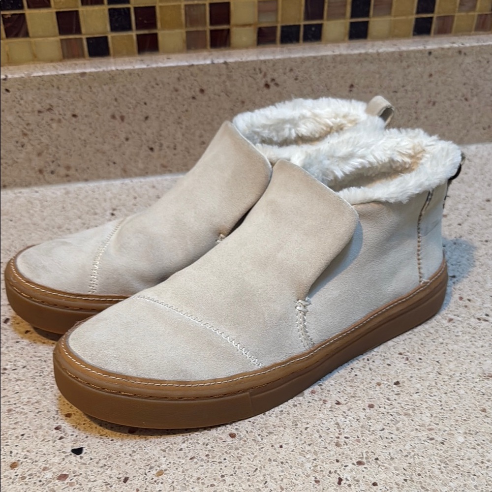 TOMS BRAND LN Cream Suede Ankle Boots with Faux Fur Lining SLIP IN SIZE 9.5W